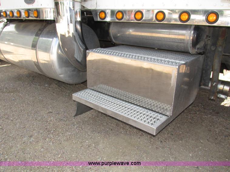 image for item H4566 2006 Peterbilt 379 semi truck