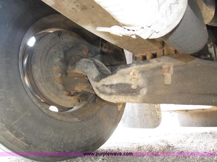 image for item H4566 2006 Peterbilt 379 semi truck