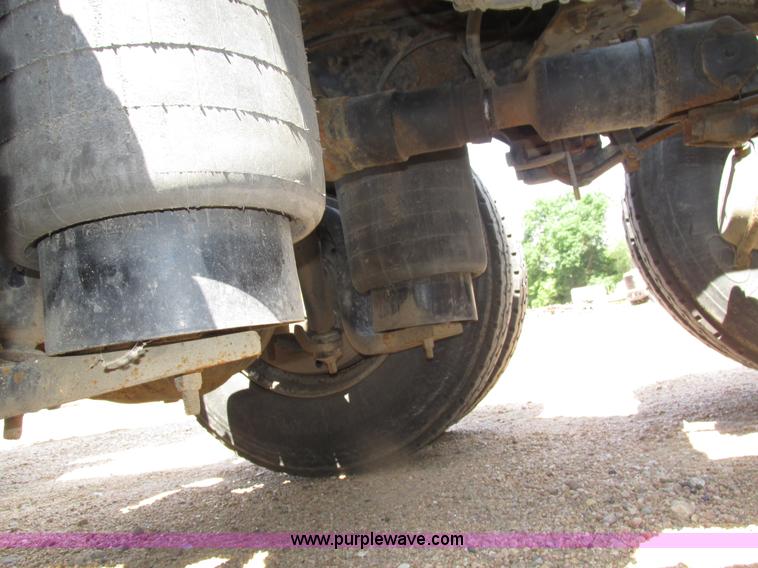 image for item H4566 2006 Peterbilt 379 semi truck