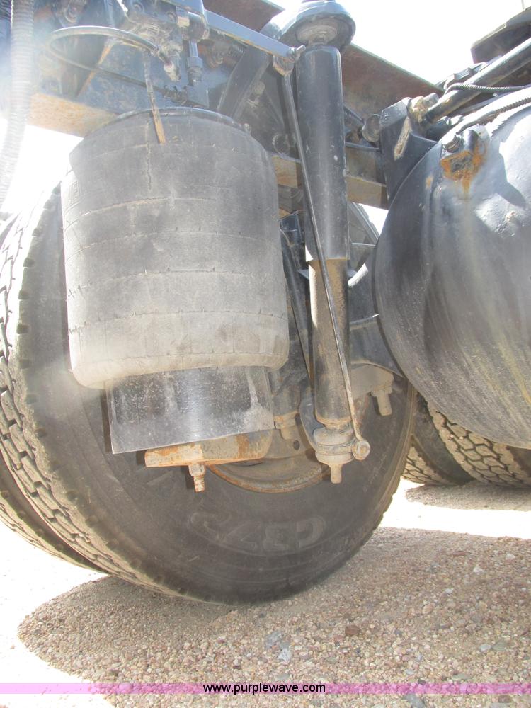 image for item H4566 2006 Peterbilt 379 semi truck