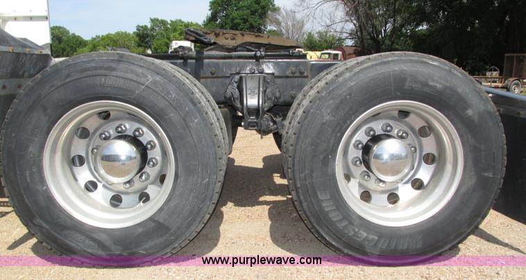 image for item H4566 2006 Peterbilt 379 semi truck