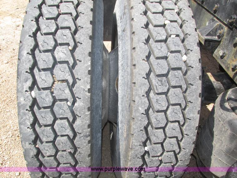 image for item H4566 2006 Peterbilt 379 semi truck