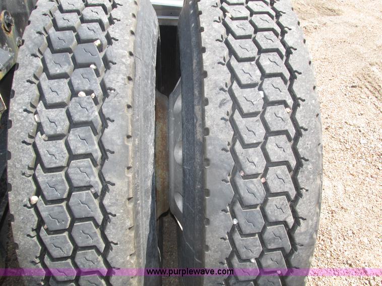 image for item H4566 2006 Peterbilt 379 semi truck