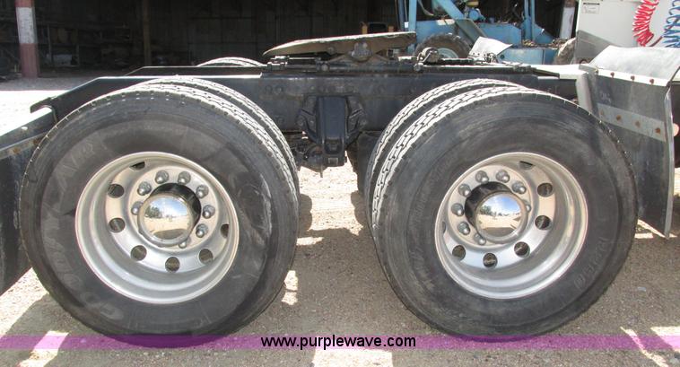 image for item H4566 2006 Peterbilt 379 semi truck