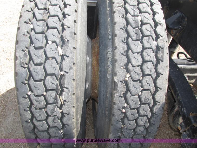 image for item H4566 2006 Peterbilt 379 semi truck