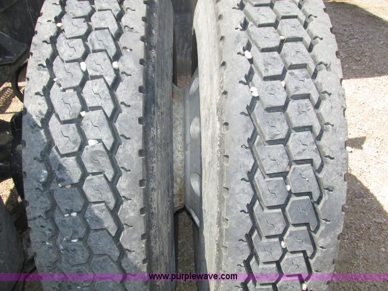 image for item H4566 2006 Peterbilt 379 semi truck