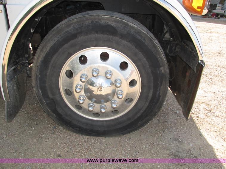 image for item H4566 2006 Peterbilt 379 semi truck