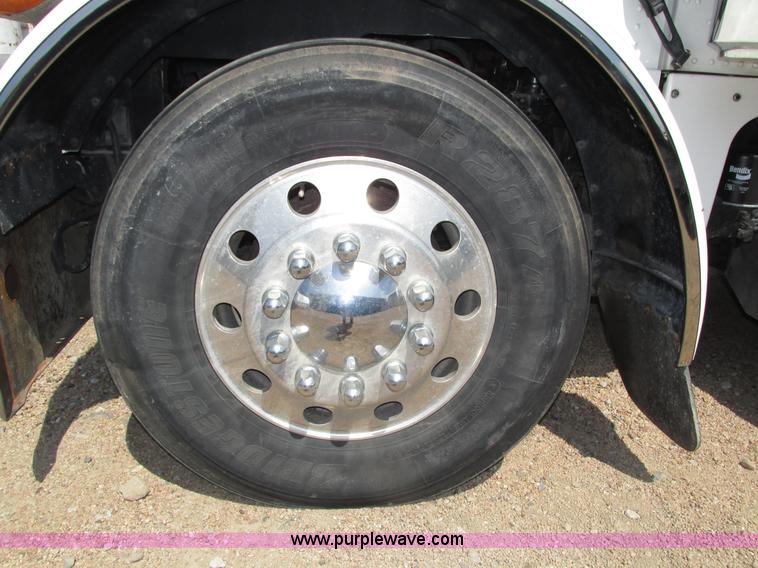 image for item H4566 2006 Peterbilt 379 semi truck