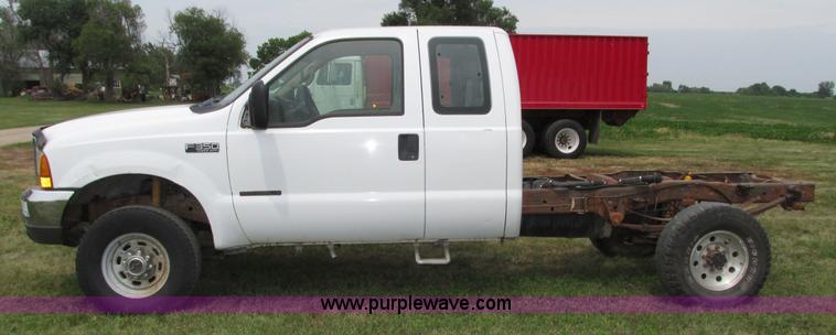 image for item H4575 2000 Ford F350 Super Duty XL SuperCab pickup truck cab and chassis