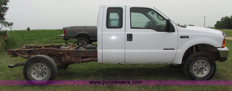 image for item H4575 2000 Ford F350 Super Duty XL SuperCab pickup truck cab and chassis