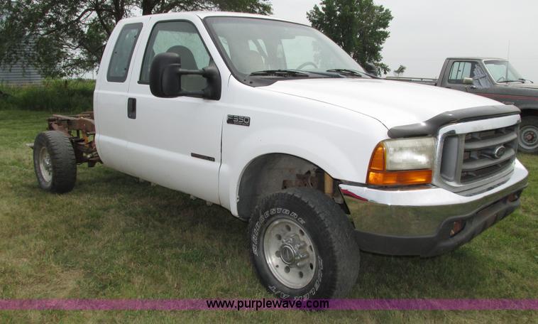 image for item H4575 2000 Ford F350 Super Duty XL SuperCab pickup truck cab and chassis