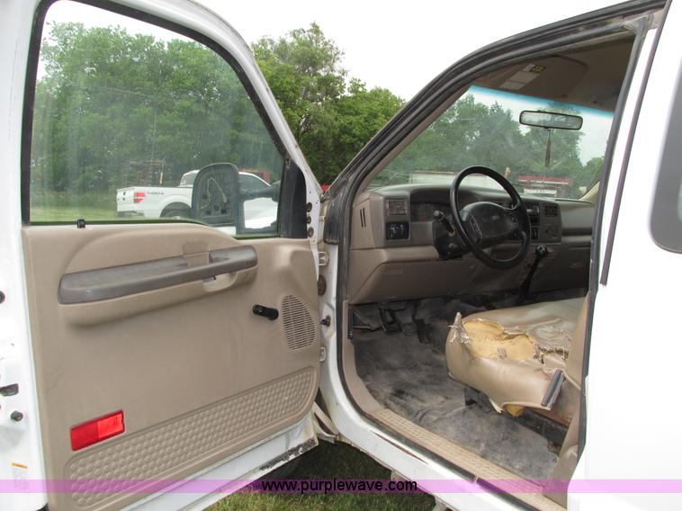 image for item H4575 2000 Ford F350 Super Duty XL SuperCab pickup truck cab and chassis