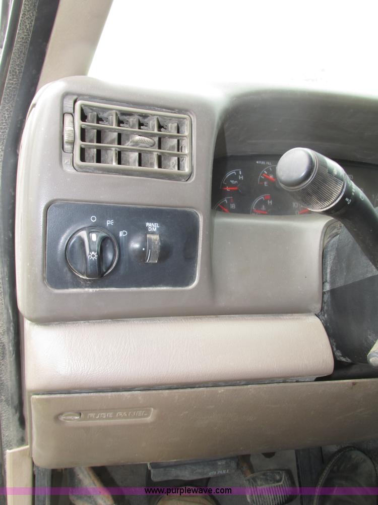 image for item H4575 2000 Ford F350 Super Duty XL SuperCab pickup truck cab and chassis