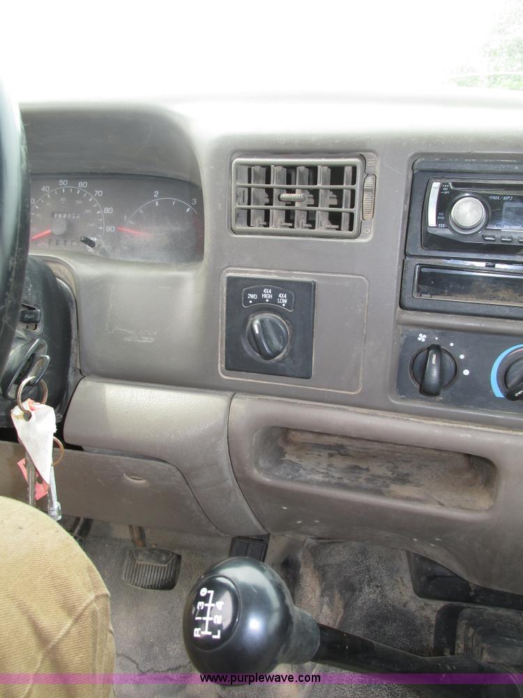 image for item H4575 2000 Ford F350 Super Duty XL SuperCab pickup truck cab and chassis