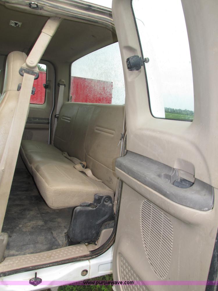 image for item H4575 2000 Ford F350 Super Duty XL SuperCab pickup truck cab and chassis