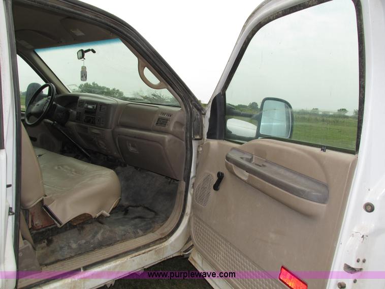 image for item H4575 2000 Ford F350 Super Duty XL SuperCab pickup truck cab and chassis