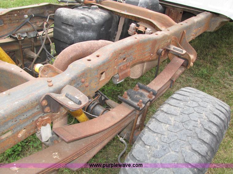 image for item H4575 2000 Ford F350 Super Duty XL SuperCab pickup truck cab and chassis