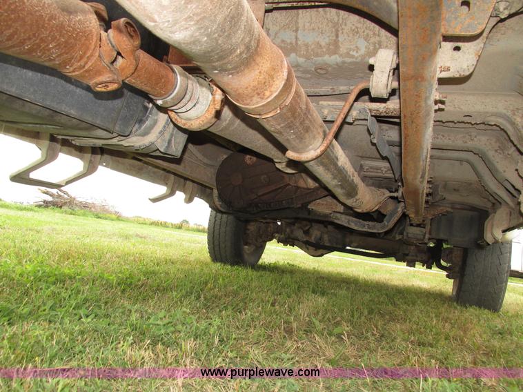 image for item H4575 2000 Ford F350 Super Duty XL SuperCab pickup truck cab and chassis