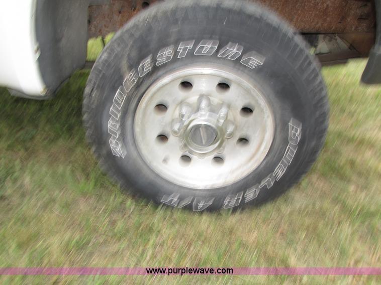 image for item H4575 2000 Ford F350 Super Duty XL SuperCab pickup truck cab and chassis