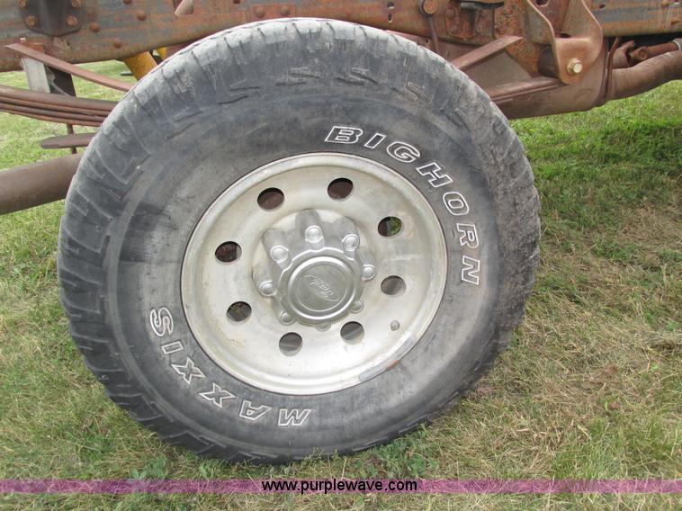 image for item H4575 2000 Ford F350 Super Duty XL SuperCab pickup truck cab and chassis