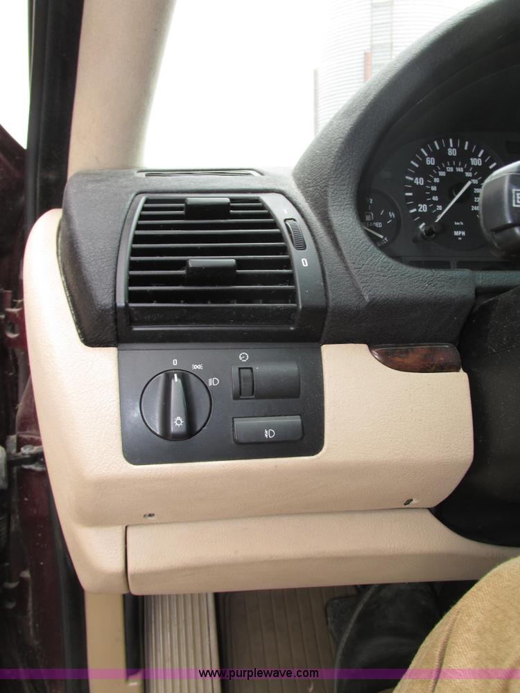 image for item H4577 2001 BMW X5 SUV