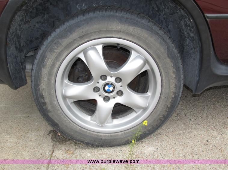 image for item H4577 2001 BMW X5 SUV
