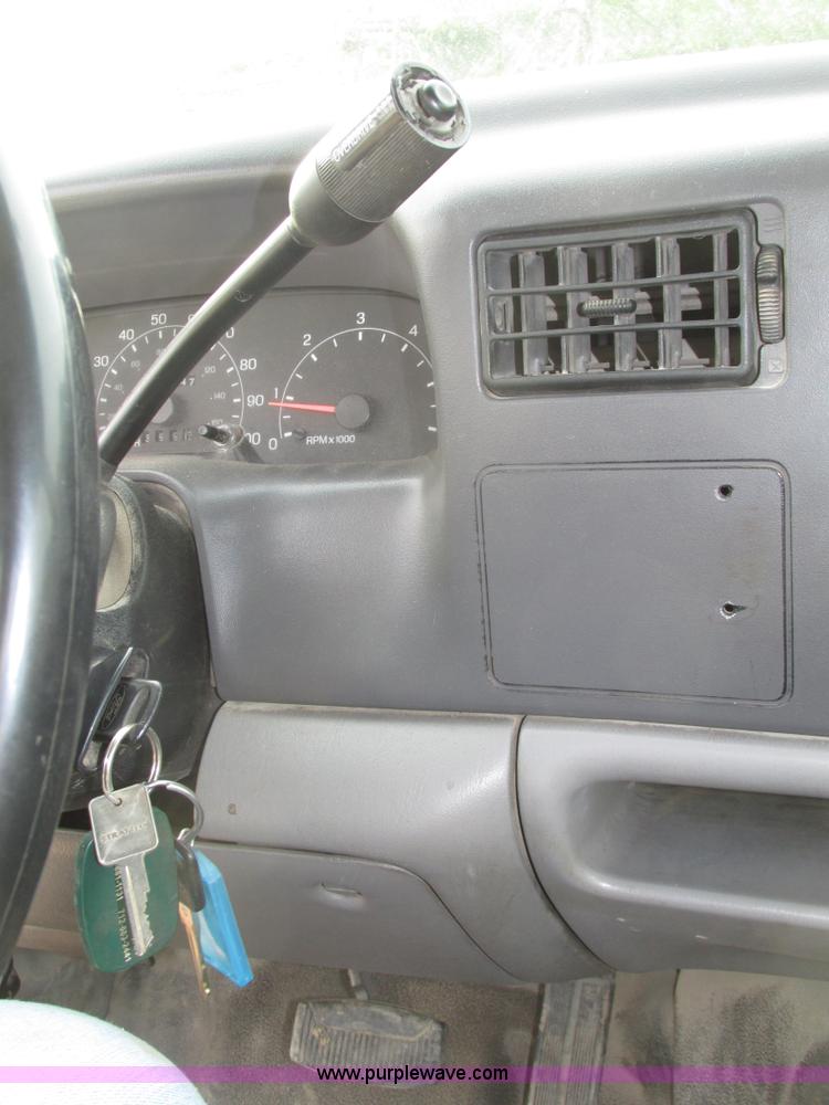 image for item H4598 2000 Ford F250 Super Duty XL pickup truck