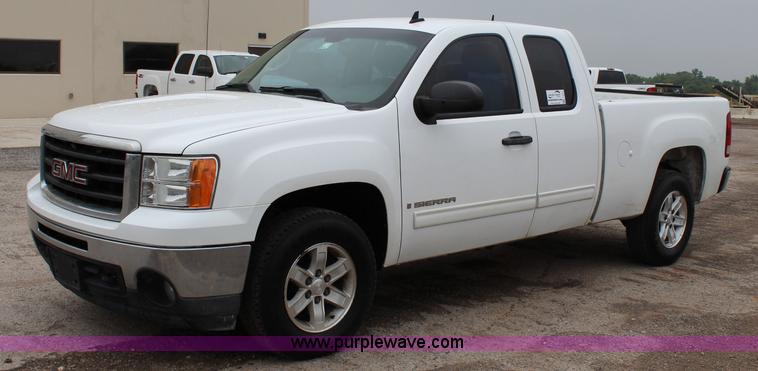 image for item I1617 2009 GMC Sierra 1500 SLE Ext. Cab pickup truck