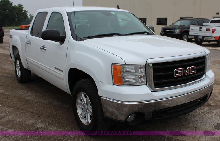 image for item I1619 2011 GMC Sierra 1500 SLE Z71 Crew Cab pickup truck