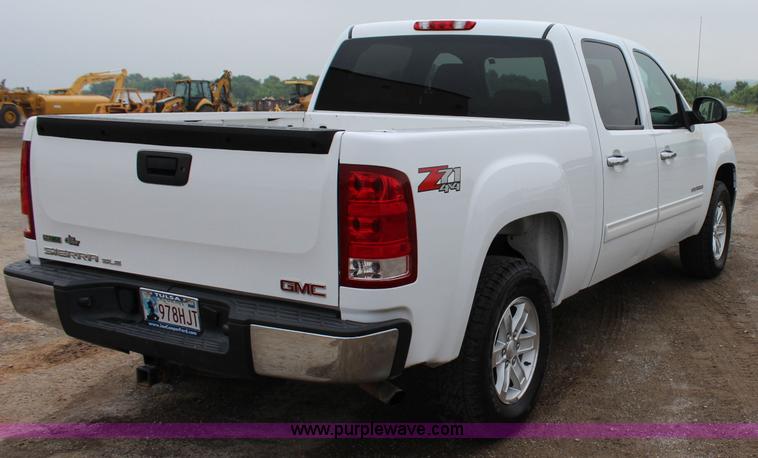 image for item I1619 2011 GMC Sierra 1500 SLE Z71 Crew Cab pickup truck