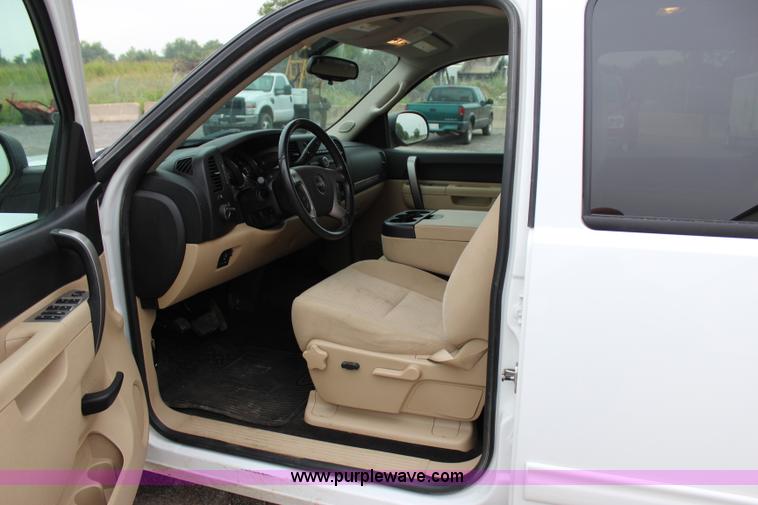 image for item I1619 2011 GMC Sierra 1500 SLE Z71 Crew Cab pickup truck