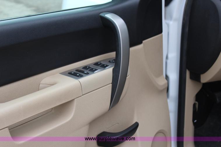 image for item I1619 2011 GMC Sierra 1500 SLE Z71 Crew Cab pickup truck