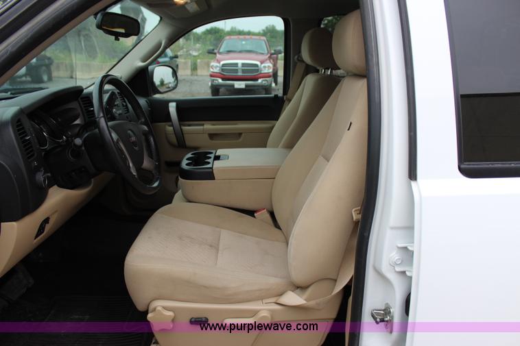 image for item I1619 2011 GMC Sierra 1500 SLE Z71 Crew Cab pickup truck