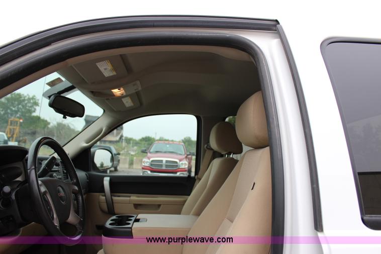 image for item I1619 2011 GMC Sierra 1500 SLE Z71 Crew Cab pickup truck