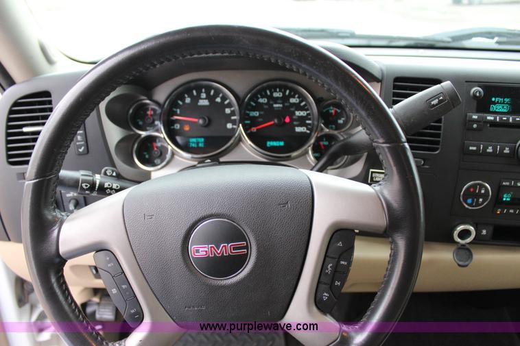 image for item I1619 2011 GMC Sierra 1500 SLE Z71 Crew Cab pickup truck