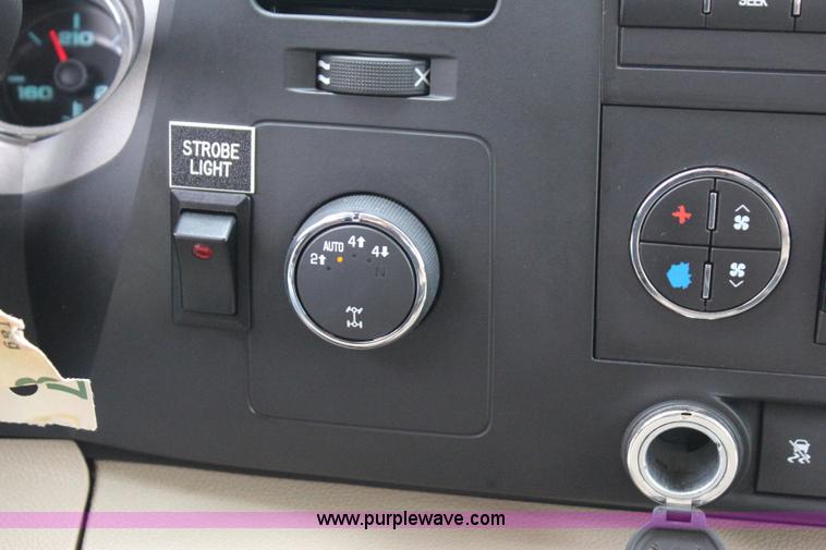 image for item I1619 2011 GMC Sierra 1500 SLE Z71 Crew Cab pickup truck