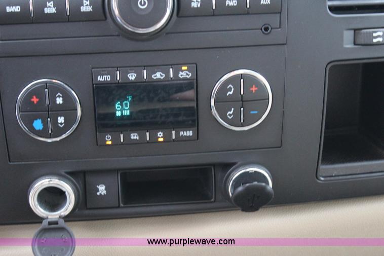 image for item I1619 2011 GMC Sierra 1500 SLE Z71 Crew Cab pickup truck