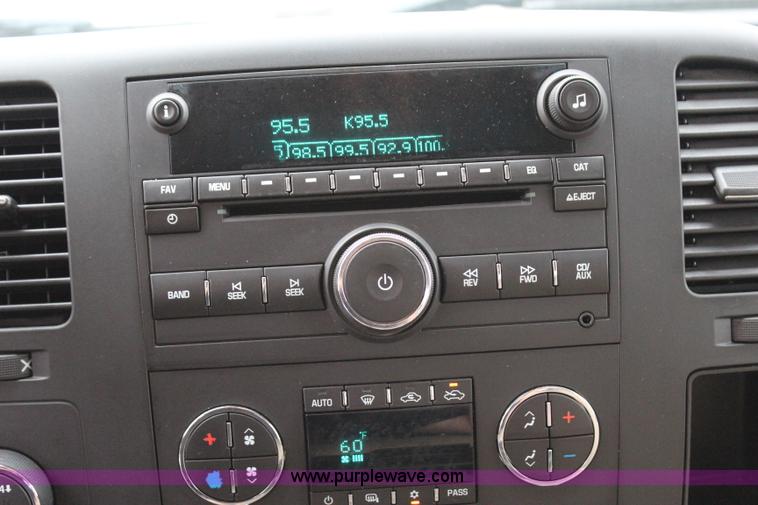 image for item I1619 2011 GMC Sierra 1500 SLE Z71 Crew Cab pickup truck