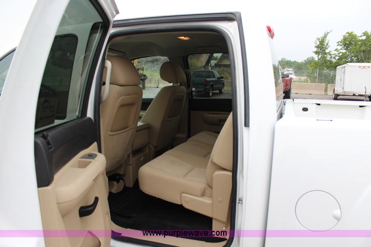 image for item I1619 2011 GMC Sierra 1500 SLE Z71 Crew Cab pickup truck