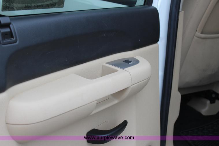 image for item I1619 2011 GMC Sierra 1500 SLE Z71 Crew Cab pickup truck