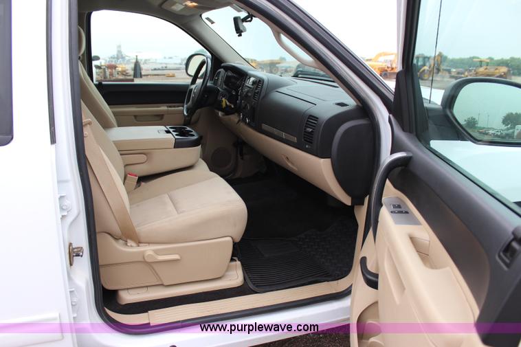 image for item I1619 2011 GMC Sierra 1500 SLE Z71 Crew Cab pickup truck