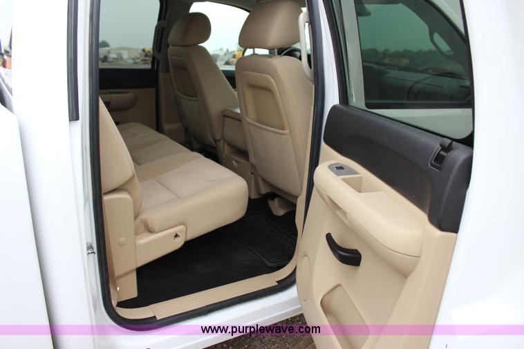 image for item I1619 2011 GMC Sierra 1500 SLE Z71 Crew Cab pickup truck