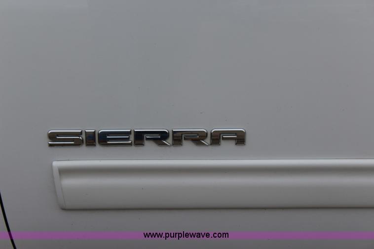 image for item I1619 2011 GMC Sierra 1500 SLE Z71 Crew Cab pickup truck