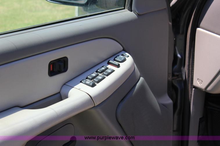 image for item I1634 2001 Chevrolet Tahoe LS SUV