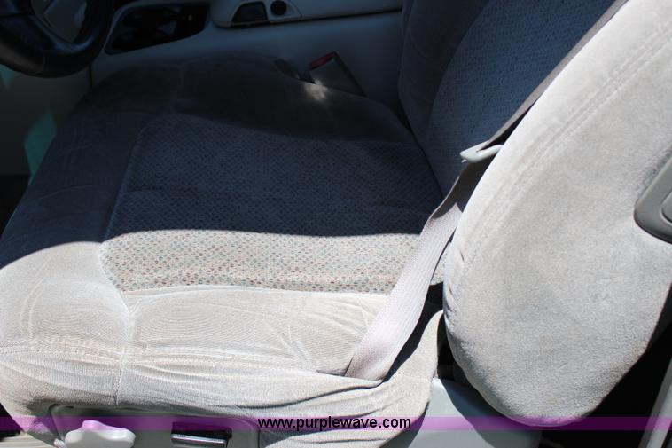 image for item I1634 2001 Chevrolet Tahoe LS SUV