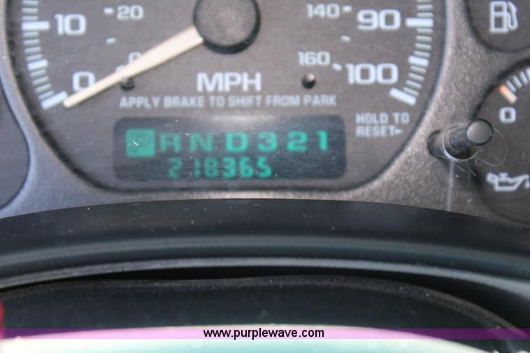 image for item I1634 2001 Chevrolet Tahoe LS SUV