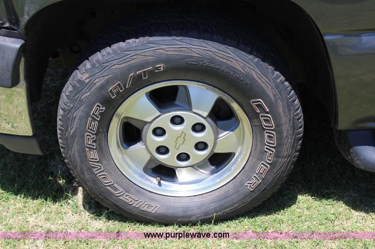 image for item I1634 2001 Chevrolet Tahoe LS SUV