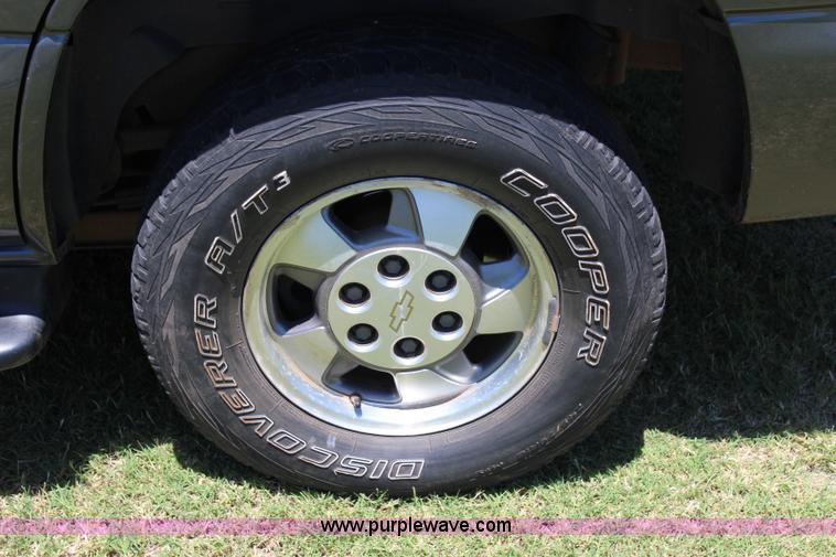 image for item I1634 2001 Chevrolet Tahoe LS SUV