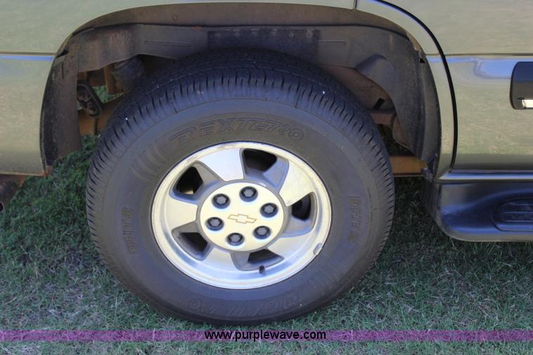 image for item I1634 2001 Chevrolet Tahoe LS SUV