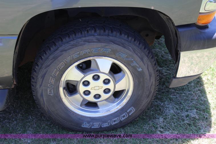 image for item I1634 2001 Chevrolet Tahoe LS SUV